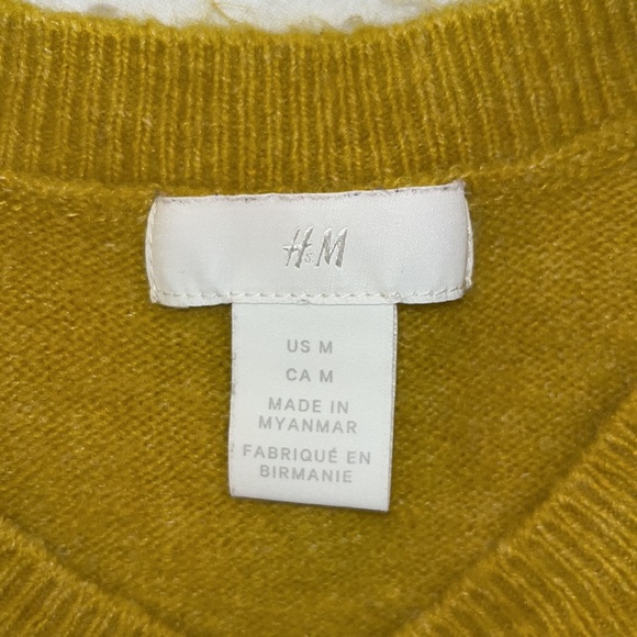I am listing this H&M size medium sweater. Worn once - Picture 3 of 3